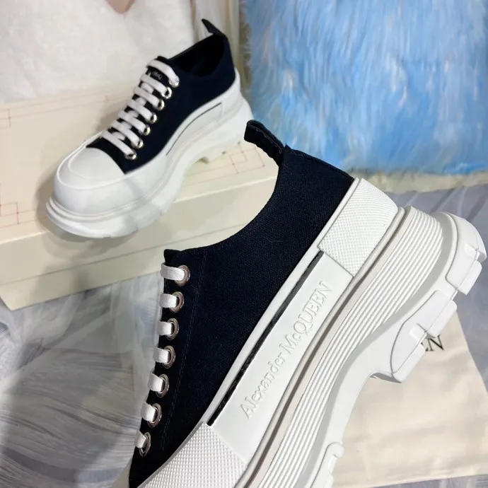 👟👟Ex-factory price 480👟👟Mc Queen McQueen’s new couple shoes! 2023ss spring model first release‼ ️‼ ️Young ladies who are fashion representatives must be in the forefront of fashion! The unique personality of the shoes adds full charm, and the shoes are super stylish. ⚠The uppers are made of customized original canvas. The color is warm and moist. 🔸The inner padding is made of imported goatskin. Full of flexibility! The round toe design allows the toes to be completely released🥰 Get rid of the original pressure of shoes! 🔸The outsole adopts the original molded vacuum outsole. The process of combining several layers of outsole is complicated. Super light and super comfortable! Super affordable ❤️ 🔸 🔸Size: 35-44 men’s and women’s sizes. The latest counter packaging low top